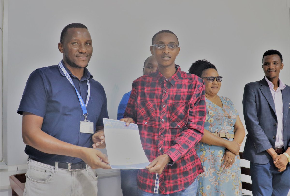 AgnithaJohn's tweet photo. Je unamjua WASH ambassador namba moja aliyeshinda SWASH competition? Basi ndiye Gabriel Sixbert,tazama akipokea cheti cha heshima ya kuwa balozi wa usafi @udsm_coict @hellenMaziku   @WaterAidTZ @AmrefTanzania https://t.co/0iW0oDxEtl