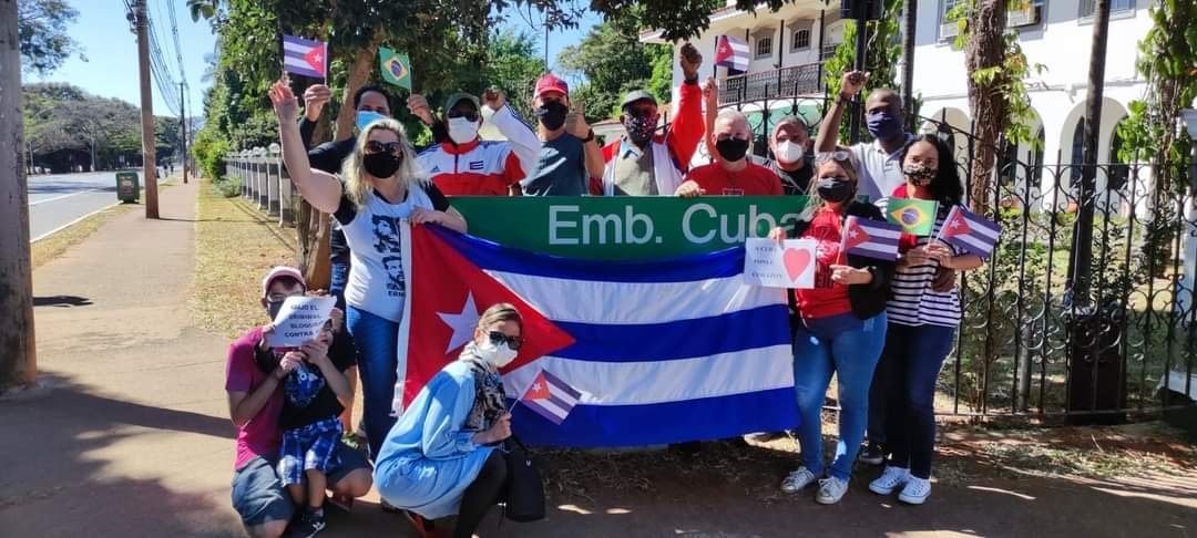 Desde Brasil🇧🇷, el movimiento de solidaridad con #Cuba y connacionales residentes exigieron al gobierno de EE.UU.
#EliminaElBloqueo 🇨🇺