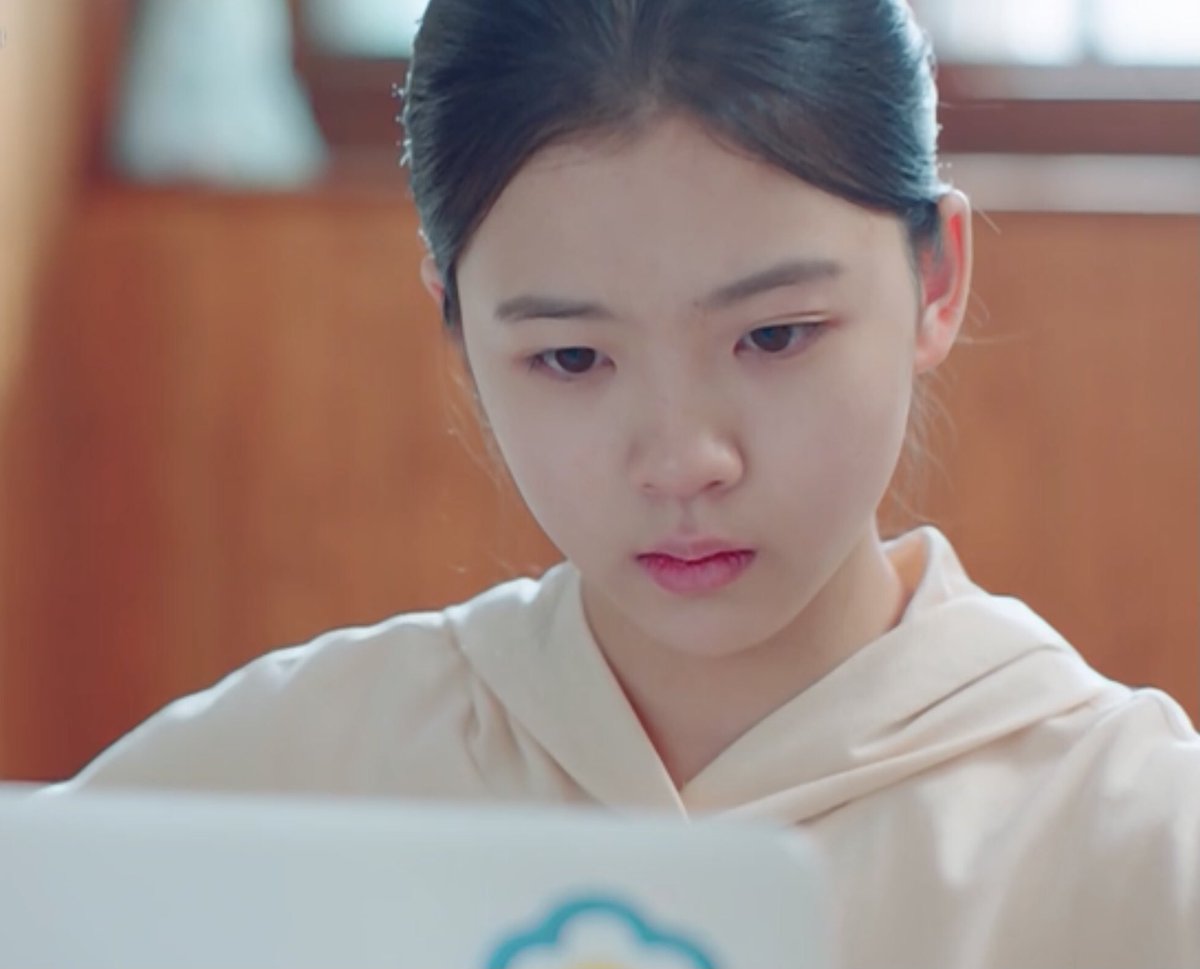 msgentlemanlike's tweet photo. WHAT’S CHANGED IN EPISODE 14? 🤔💭

All throughout the series, the story was narrated through Heedo’s diary which is how we know all the little details about their lives but the sudden change of narration should be something to take note of... (1/3) #TwentyFiveTwentyOneEp14 https://t.co/UOZvIuLAzD