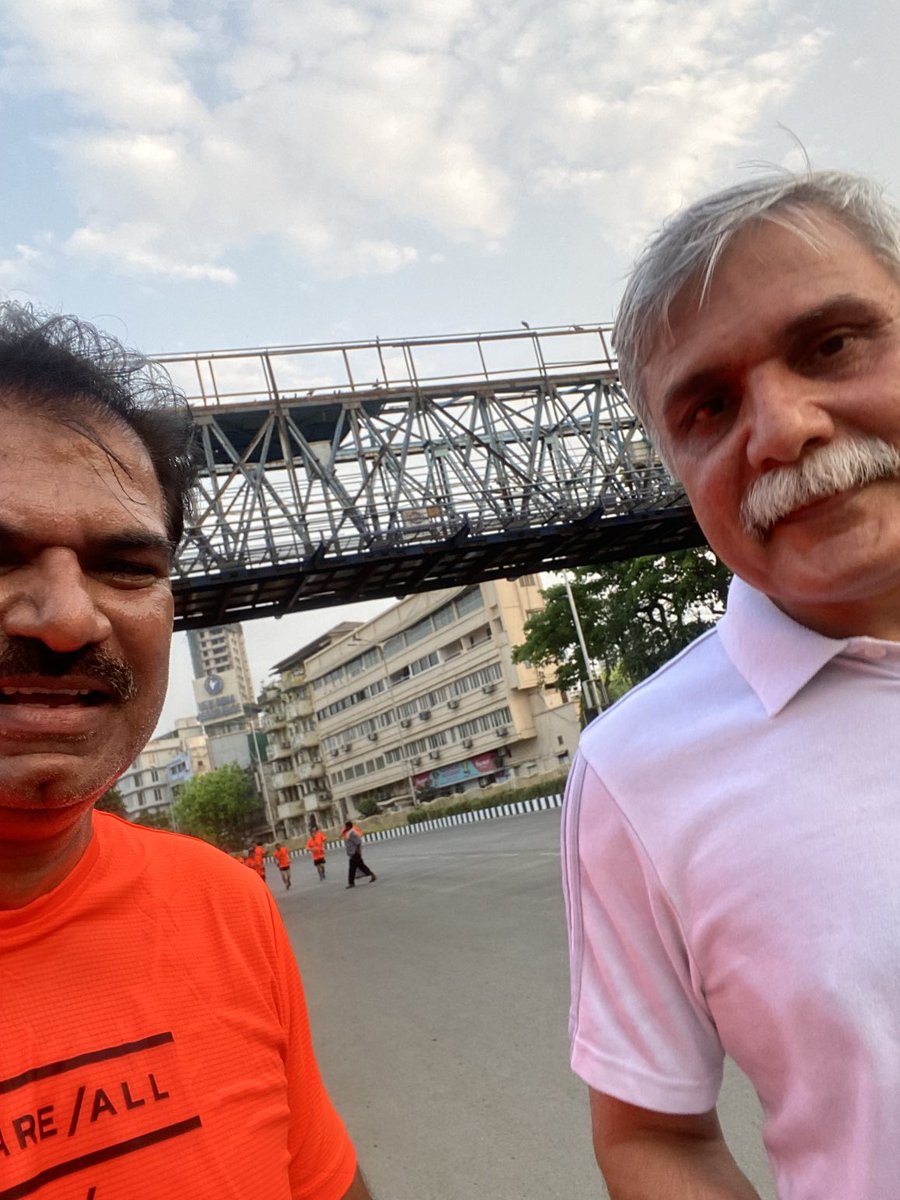 Ashutossh555's tweet photo. Met a brilliant personality today during endurance run at #sundaystreet which made my day..Thankyou ⁦@sanjayp_1⁩ ji for this fantabulous reforms/Initiatives,Mumbai is progressing in true sense(Healthy, Wealthy, Hygienic)Fit India is actually visible here..Proud to be Mumbai https://t.co/c9XviteR1E