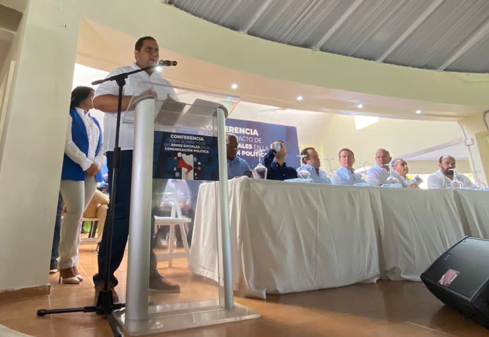 Sin dudas las redes sociales han marcado un antes y un después en la forma de hacer política #ConferenciaSobreElImpactoDeLasRedesSocislesEnLaPolitica #ElCambioSigue <a href="/itobisono/">Ito Bisonó</a> <a href="/JosePaliza/">Jose Paliza</a> <a href="/rperezfermin/">Monchy Pérez</a> <a href="/felixperdomord/">Felix Perdomo</a> <a href="/DionysRPinales/">Dionys Pinales</a> <a href="/VictorOrtegaE/">VictorOrtegaE</a>