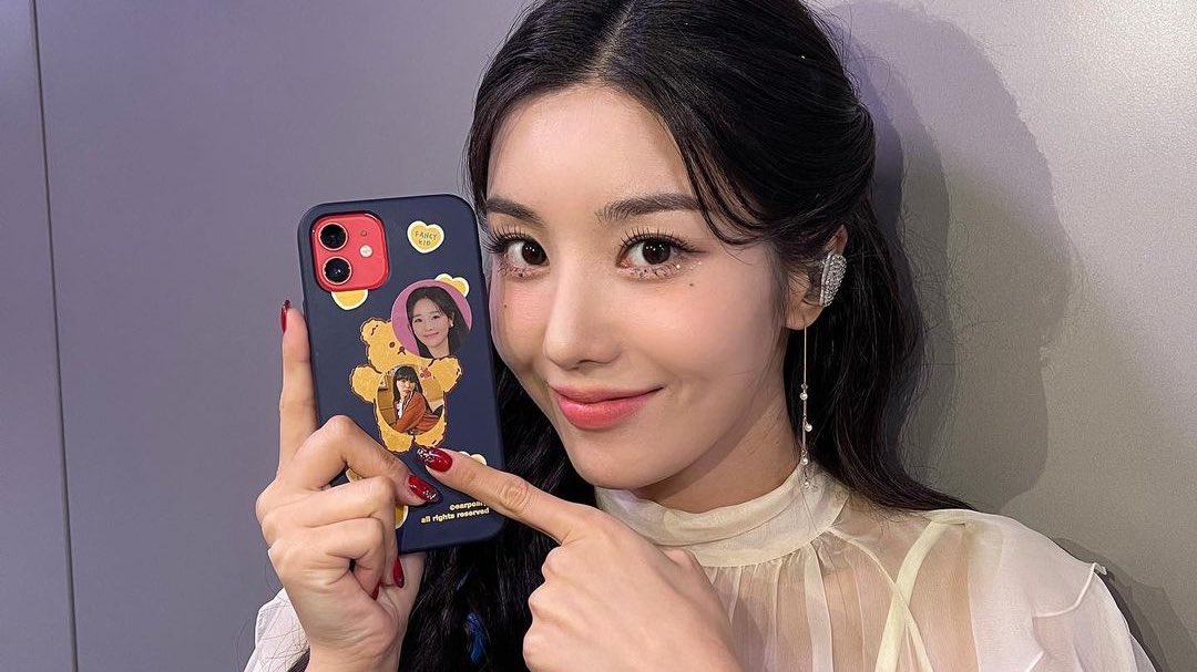 fxseulbi's tweet photo. Vi un par de #𝙰𝙽𝙶𝙴𝙻星𝙽𝚄𝙼𝙱𝙴𝚁𝚂 y estos me informaron de chisme en chisme que hoy se celebra el debut del año junto a @runaway_png. ¿Yo? Obviamente ando más que lista para hacerles porras hasta el final y tomarles un par de fotos a mis bias para ponerlos en el celular. https://t.co/KyzE9iV3Wp