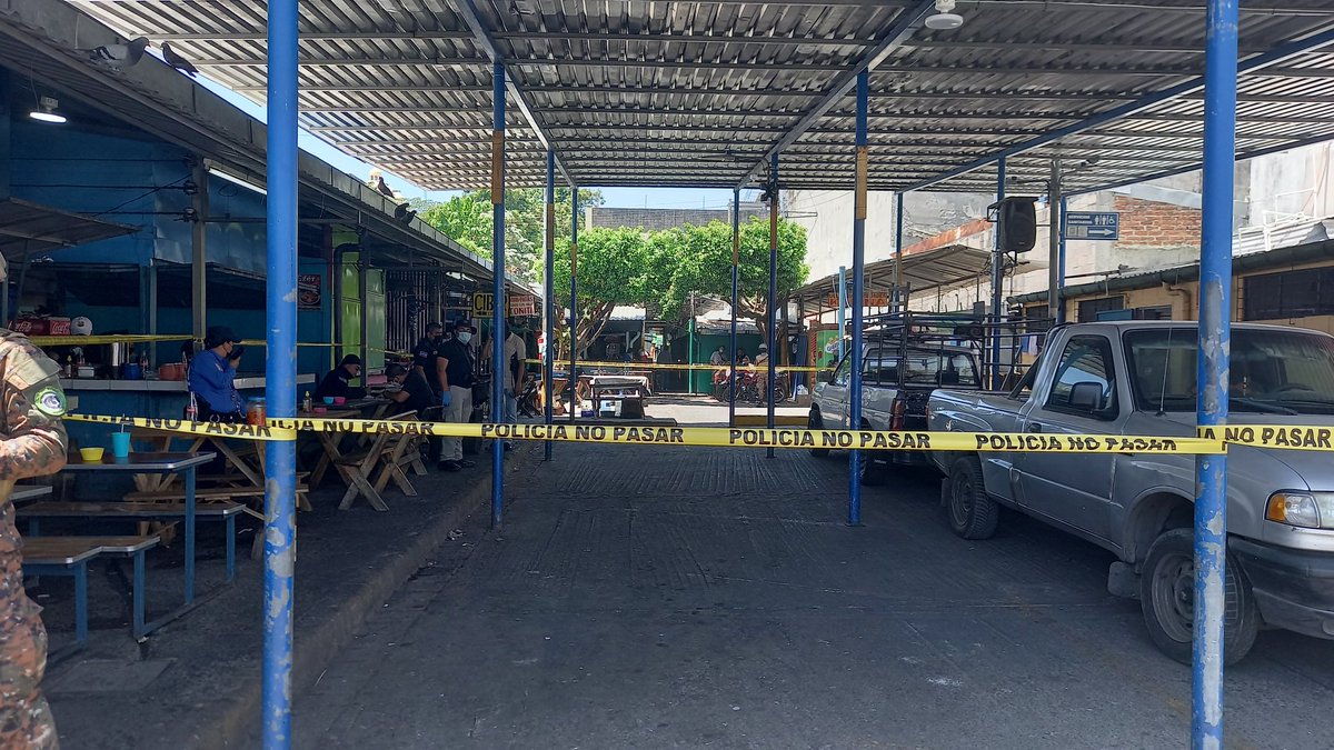 MariieNavidad's tweet photo. Un hombre fue asesinado de un tiro en la cabeza dentro de los baños públicos, ubicados frente al mercado ExCuartel, San Salvador. @elsalvadorcom @JuanCallesMAS https://t.co/y2ap5DitE6