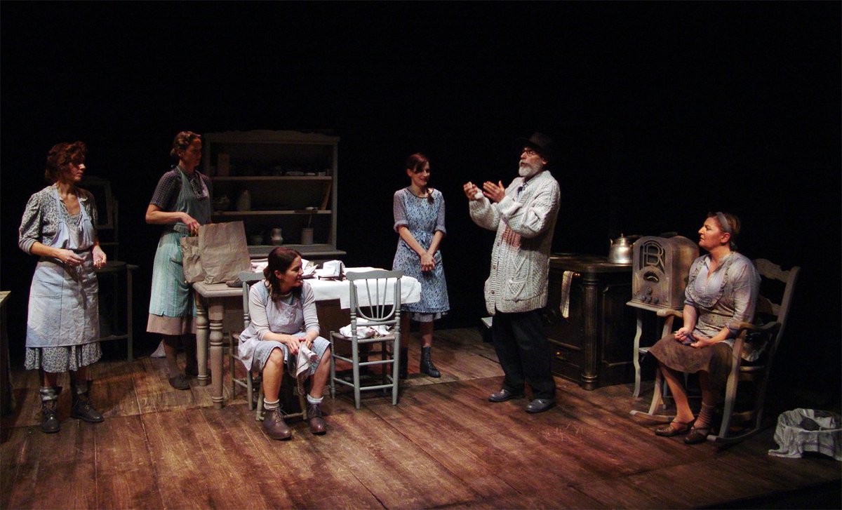 Salaguindalera's tweet photo. ¡Feliz #diamundialdelteatro!. 🎭
#UnDiaComoHoy recordamos con cariño la obra "Bailando en Lughnasa" de Brian Friel. Dirigida por @Juanpastormille

'Un canto al nuevo mundo, por alguien que lucha por asumir los desafíos de una era nueva'.  
#JuanPastor
#Teatro #CompañiaGuindalera https://t.co/l7gSFMbiEj