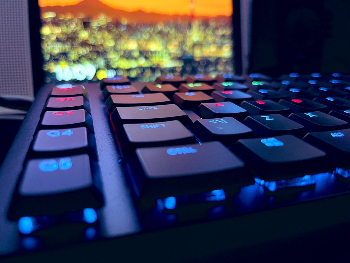 __Celestial__'s tweet photo. Leaving my Red and Silver MX keyboards and trying something else. Logitechs tactile low profile. So far I’m loving it.
#logitechg815 #keyboard #pcgaming #Logitech #lightsync #bf2042gamer https://t.co/VhFJCRMmGv