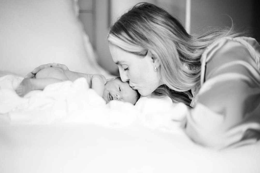 LittleMixCHI2's tweet photo. Hoy es el día de la madre en Reino Unido y por eso queremos saludar con especial afecto a Leigh-Anne y Perrie, quienes hoy lo celebran por primera vez.

No dudamos que son exelentes mamás y nos llena de mucha satisfacción verlas tan plenas con las familias que cada una formó ❤️ https://t.co/Yv8XoxMyME