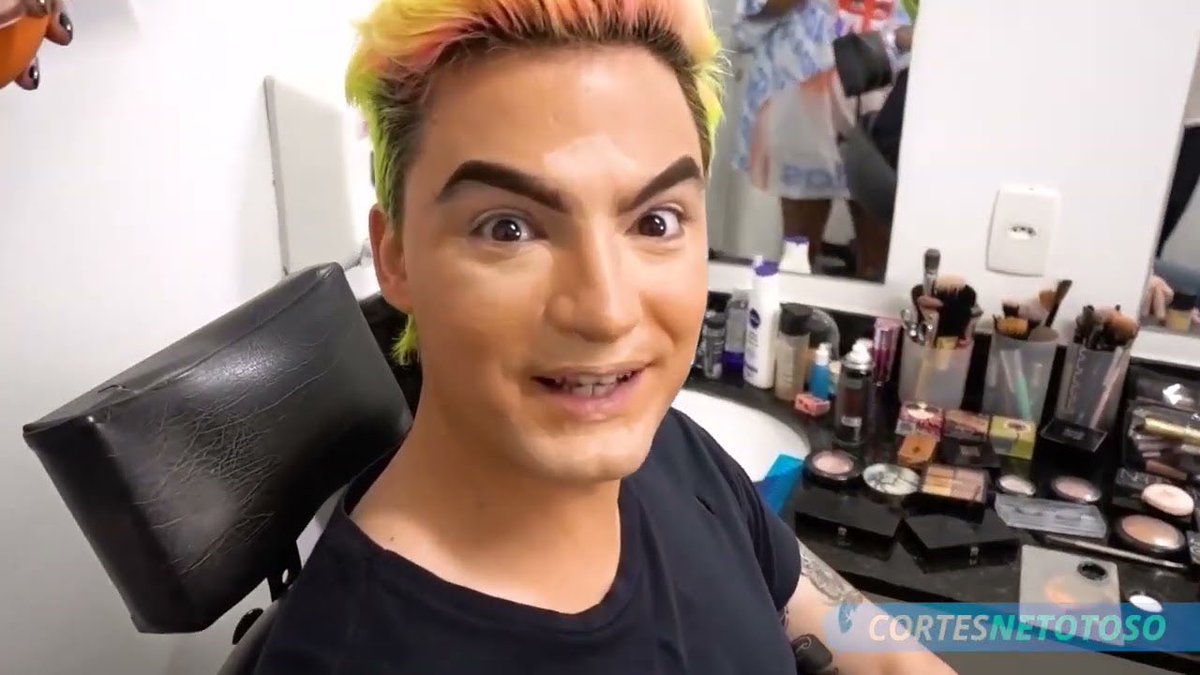 netolaboficial's tweet photo. Simplesmente o @felipeneto sendo maquiado pela @pabllovittar 

https://t.co/rOxQ361u9Y https://t.co/vUi63DHWxI