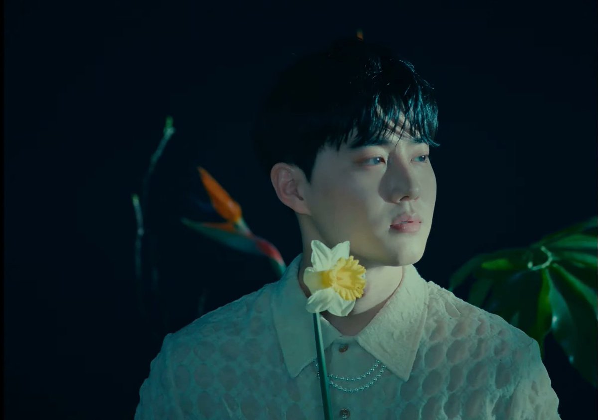 indiesh2o's tweet photo. THIS JUNMYEON LOOK https://t.co/uJ6EOBB89R