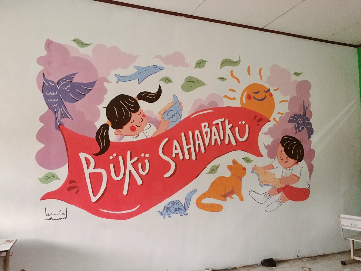 Aku dan mural pertamaku di sebuah ruang kelas SD