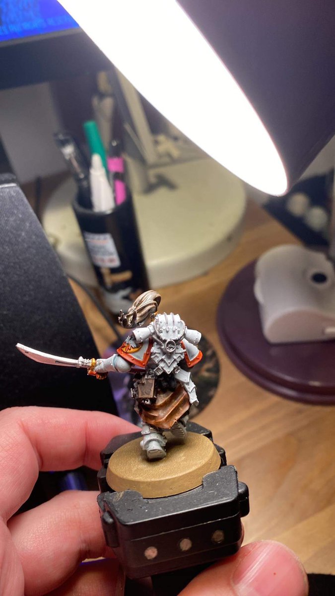 Bertie_Nehls's tweet photo. Having been given the Scars by the @WarComTeam quiz the other day I thought I’d get around to my Praetor. 

I’m not 100% sure about the armour but I’m pretty chuffed with how the Warhammer+ leather masterclass came out! #WarhammerCommunity #horusheresy #WhiteScars https://t.co/hbvTNstoCy