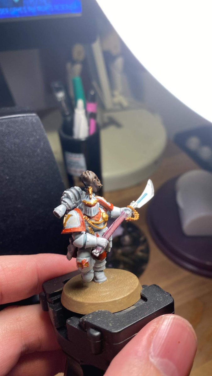 Bertie_Nehls's tweet photo. Having been given the Scars by the @WarComTeam quiz the other day I thought I’d get around to my Praetor. 

I’m not 100% sure about the armour but I’m pretty chuffed with how the Warhammer+ leather masterclass came out! #WarhammerCommunity #horusheresy #WhiteScars https://t.co/hbvTNstoCy