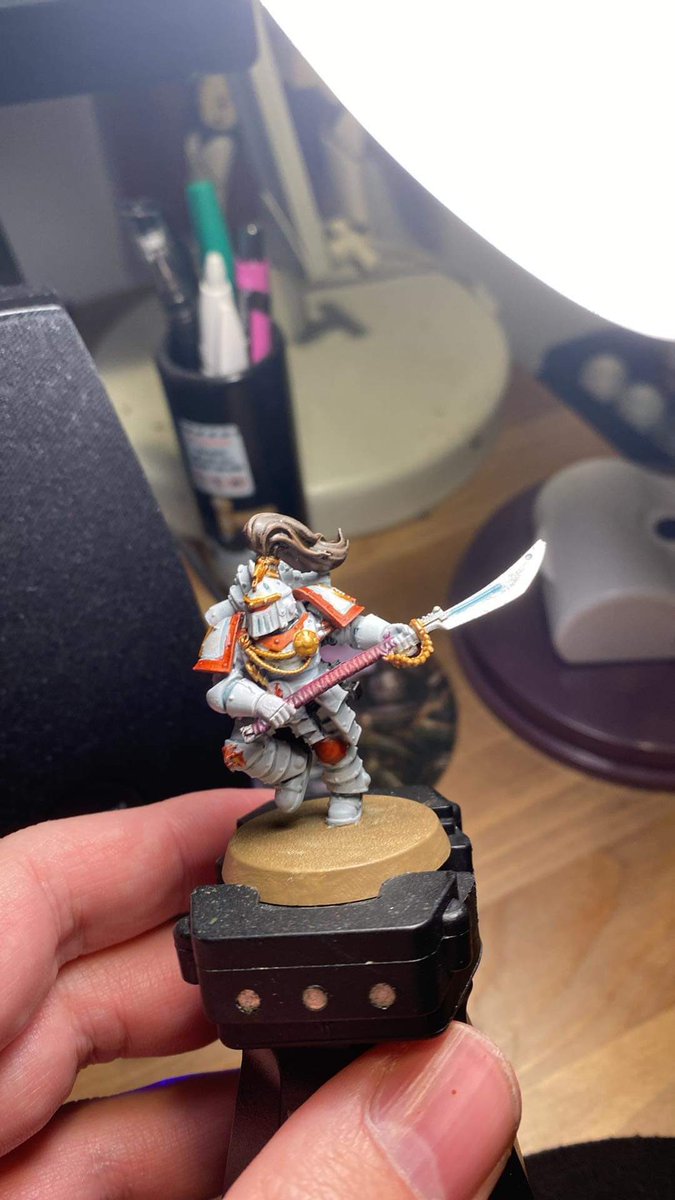 Bertie_Nehls's tweet photo. Having been given the Scars by the @WarComTeam quiz the other day I thought I’d get around to my Praetor. 

I’m not 100% sure about the armour but I’m pretty chuffed with how the Warhammer+ leather masterclass came out! #WarhammerCommunity #horusheresy #WhiteScars https://t.co/hbvTNstoCy