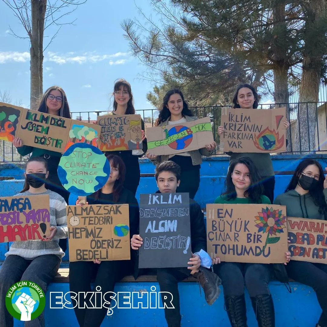 IklimTR's tweet photo. Eskişehir'den @emcalmunazara öğrencileri rengarenk pankartlarıyla greve dahil oldular.

İklim İçin Edirne'den arkadaşlarımız dijital grev düzenlediler.

Denizli'de ise arkadaşlarımız okullarının bahçesinde grev yaparak öğrencilerin dikkatlerini çektiler.

#KârDeğilİnsanlar https://t.co/BEjp10D5w4