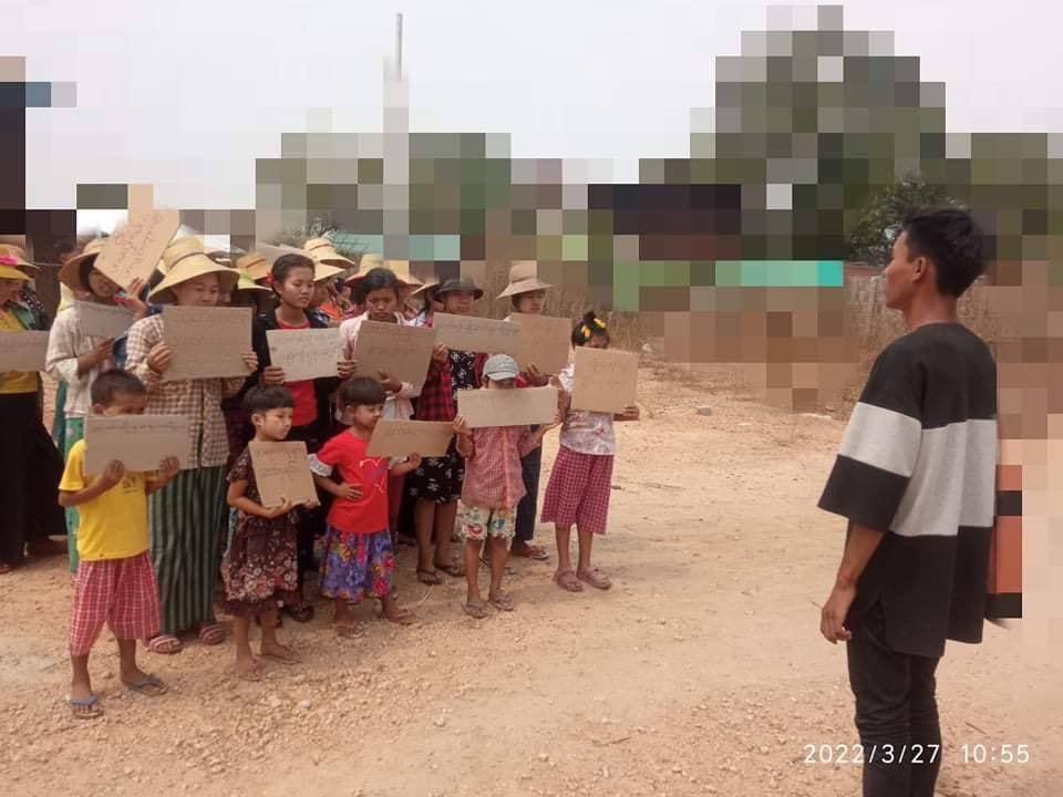 minoo0708's tweet photo. Residents from a village of Wetlet Twp, ShweBo District, staged a marching strike against MilitaryDictatorship with security provided by local PDFs. #2022Mar27Coup  #FckTheFascistMilitary  #WhatsHappeningInMyanmar https://t.co/ZEyIbMBxGf