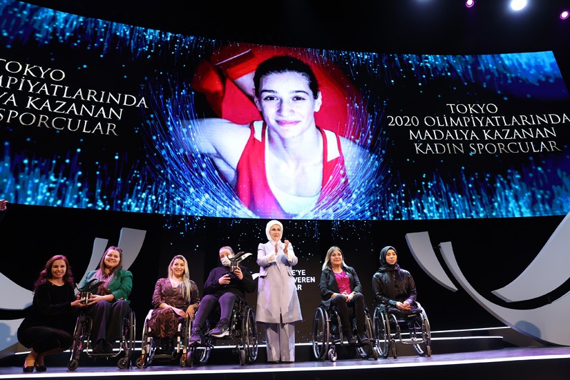 Cumhurbaşkanımız Sn. <a href="/RTErdogan/">Recep Tayyip Erdoğan</a> ’ın kıymetli eşi <a href="/EmineErdogan/">Emine Erdoğan</a> Hanımefendinin katılımıyla düzenlenen 'Türkiye’ye Enerji Veren Kadınlar Ödül Töreni’nde 2020 Tokyo Paralimpik Oyunları’nda ülkemizi temsil eden Belediyemiz sporcuları <a href="/hamidekurt1/">Hamide Doğangün</a> ve <a href="/ZSupurgecii/">zübeyde süpürgeci</a> ödüle layık görüldü.