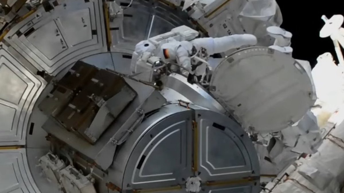 TheMaurerCrew's tweet photo. 🇩🇪 Die #CosmicKiss-#WocheInBildern (1/2): 
Erster #Weltraum-"Spaziergang", Arbeiten am Urin-Filter, die Himmelsscheibe von #Nebra in der #ISS-#Cupola und Videoserie zu Flüssigkeitsexperimenten: https://t.co/2yDHLjSdOL 
#Exp66 #Crew3 #GoMatthias
Bilder: #NASA #ESA @astro_matthias https://t.co/wWpnfU6L4k