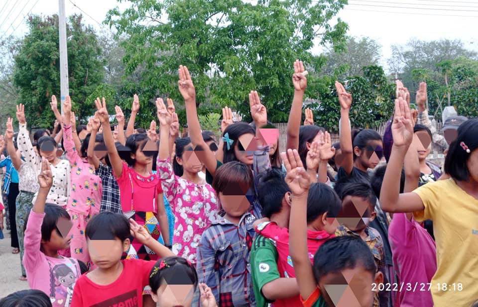 minoo0708's tweet photo. The Basic Educational General Strike Committee and residents from Myaing Twp, staged a strike against#MilitaryDictatorship with three fingers salute. #2022Mar27Coup  #FckTheFascistMilitary  #WhatsHappeningInMyanmar https://t.co/JDA4uoJcAU