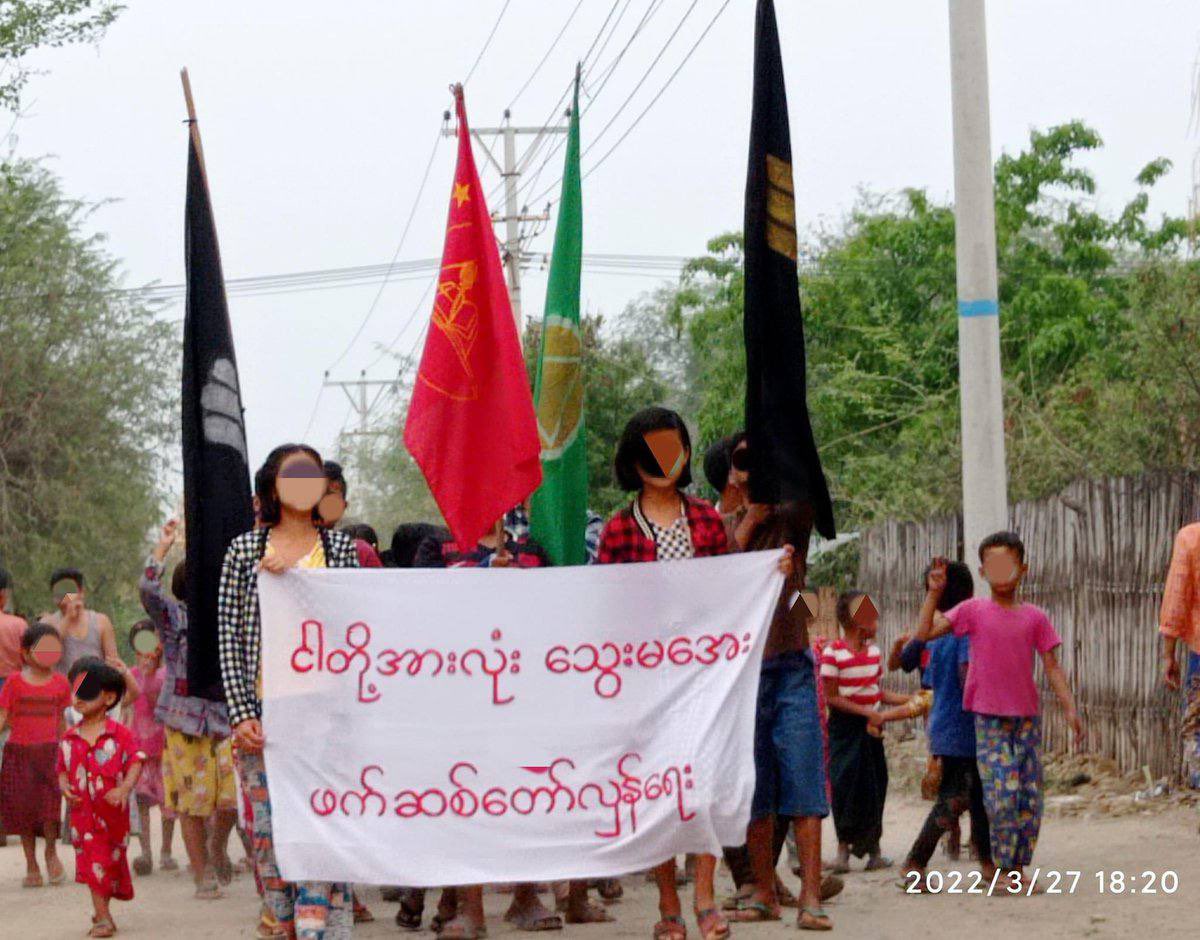 minoo0708's tweet photo. The Basic Educational General Strike Committee and residents from Myaing Twp, staged a strike against#MilitaryDictatorship with three fingers salute. #2022Mar27Coup  #FckTheFascistMilitary  #WhatsHappeningInMyanmar https://t.co/JDA4uoJcAU