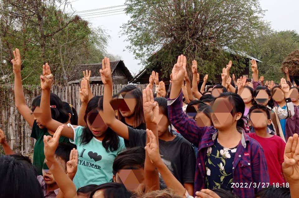 minoo0708's tweet photo. The Basic Educational General Strike Committee and residents from Myaing Twp, staged a strike against#MilitaryDictatorship with three fingers salute. #2022Mar27Coup  #FckTheFascistMilitary  #WhatsHappeningInMyanmar https://t.co/JDA4uoJcAU