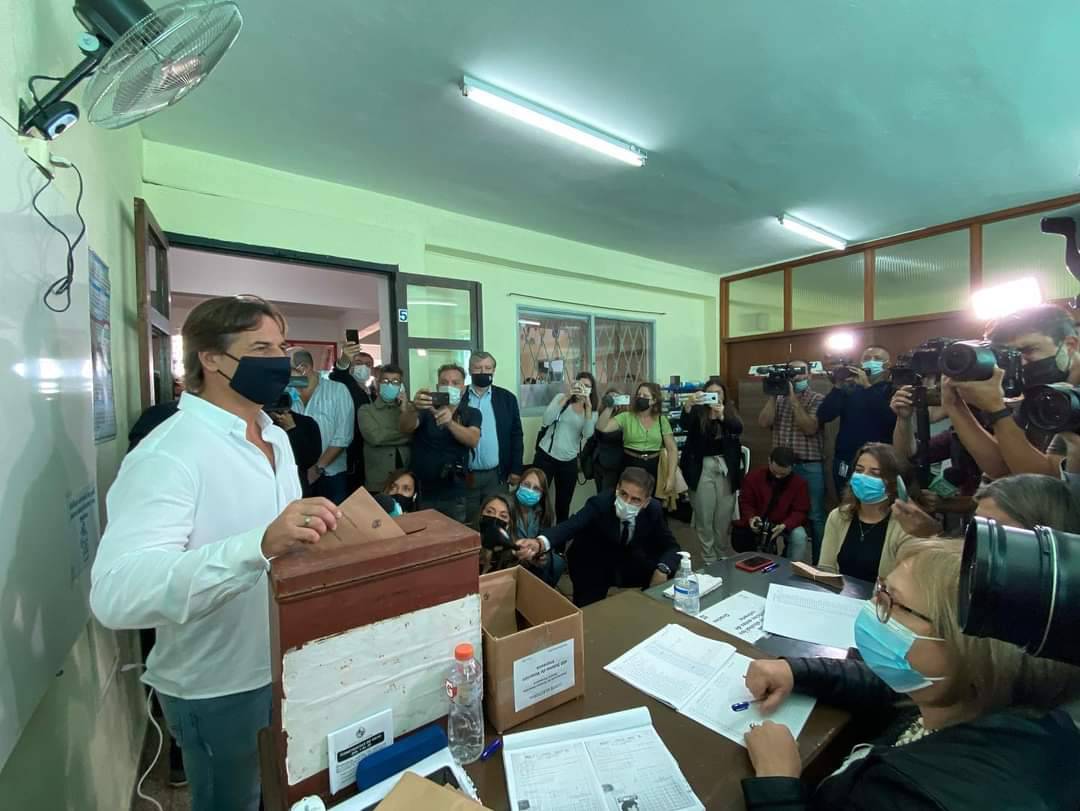 PNACIONAL's tweet photo. Vota el presidente de la República, Luis Lacalle Pou.

Con la celeste #GanamosTodos #VotáNOderogar https://t.co/OcpXaf4rJO