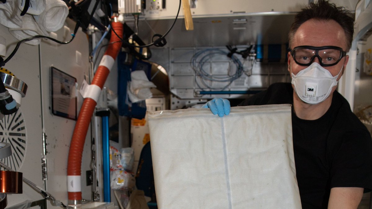 TheMaurerCrew's tweet photo. 🇩🇪 Die #CosmicKiss-#WocheInBildern (1/2): 
Erster #Weltraum-"Spaziergang", Arbeiten am Urin-Filter, die Himmelsscheibe von #Nebra in der #ISS-#Cupola und Videoserie zu Flüssigkeitsexperimenten: https://t.co/2yDHLjSdOL 
#Exp66 #Crew3 #GoMatthias
Bilder: #NASA #ESA @astro_matthias https://t.co/wWpnfU6L4k