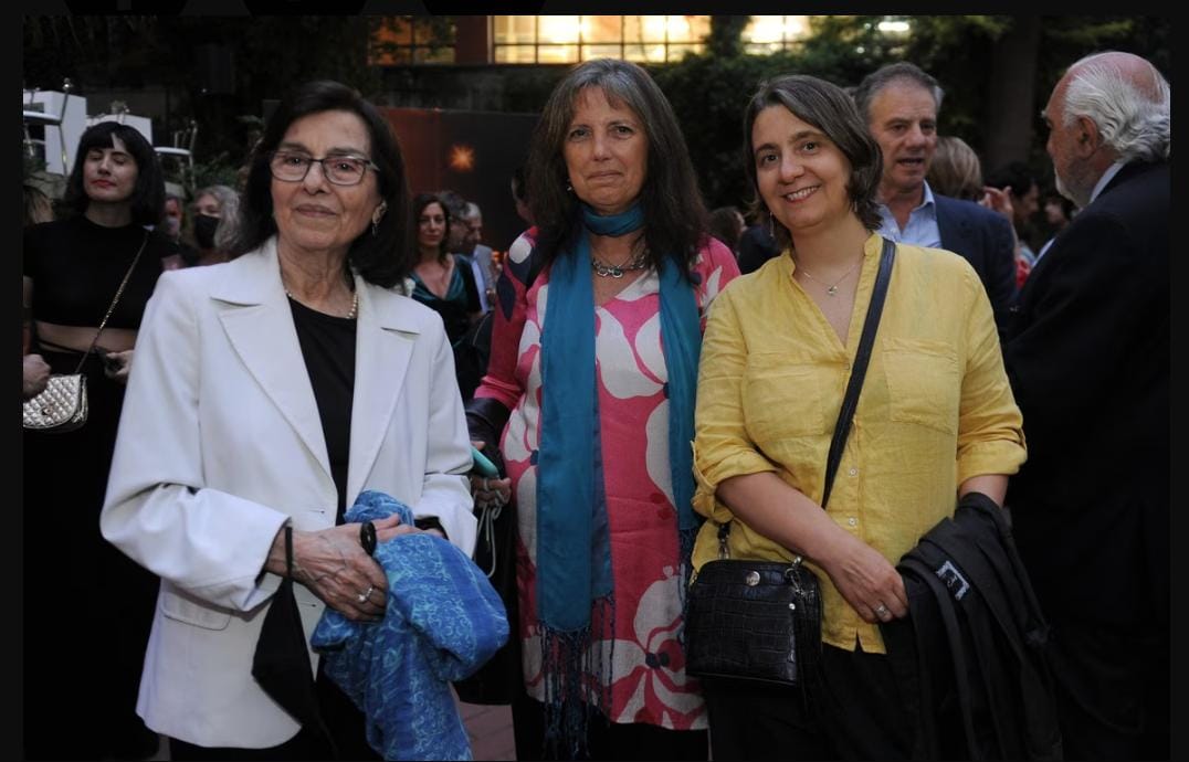 Qué tristeza la muerte de Vlady Kociancich. No hace tanto estuvimos conversando. Apenas volvíamos a los encuentros y nada parecía una despedida.
<a href="/claudiapineiro/">Claudia Piñeiro 💚 🧡</a> 
Ph: Juano Tesone