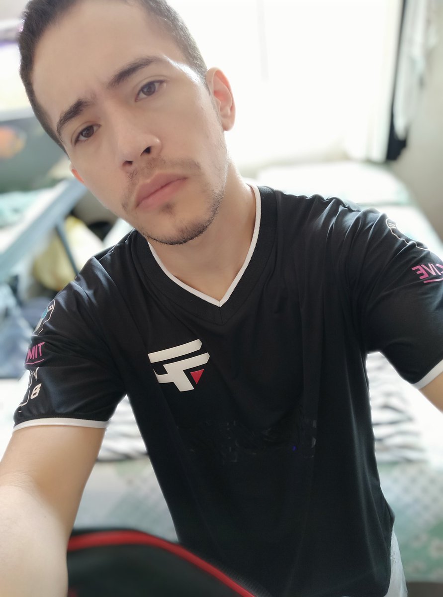 maximouchiha's tweet photo. Manto já desgastado das batalhas, mas bora pra mais uma #GOpaiN #CBLOL https://t.co/oK8xSOtJS5