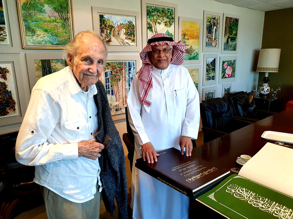 khalilfarran's tweet photo. #مدينة_الخبر 
لقاء الذكريات الجميلة مع رجل الأعمال #الأستاذ_سعيد_هاشم_الصلاح مؤسس #المكتبة_العالمية في الخمسينيات الميلادية والمتخصصة في بيع الكتب الإنجليزية وتشكيلة من الصحف الأجنبية والبطاقات السياحية .. والتي أدارها بنجاح لسنين طويلة .
وقد منحت كتب قيمة من إصدارات المكتبة . https://t.co/1mdo8mn39t