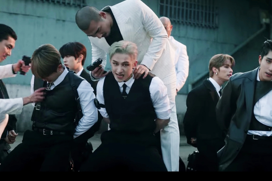 WATCH: #StrayKids Stars In Their Own Action Movie For Epic "FREEZE" MV
soompi.com/article/151926…