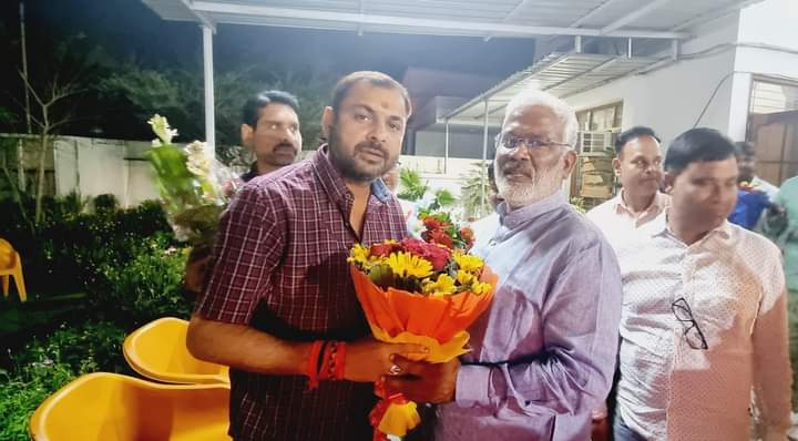 prakashbjp_'s tweet photo. 🌹🌹#मित्रों_जय_सियाराम 
BJP Uttar Pradesh के  यशस्वी प्रदेश अध्यक्ष श्री @swatantrabjp को उत्तर प्रदेश सरकार में कैबिनेट मंत्री बनने पर उनके लखनऊ निवास पर भेंट कर बधाई एवं शुभकामनाएं दी।
निश्चित ही आपकी कार्यशैली प्रदेश में विकास के नए कीर्तिमान स्थापित करेगी... https://t.co/s4oyzv1Epf