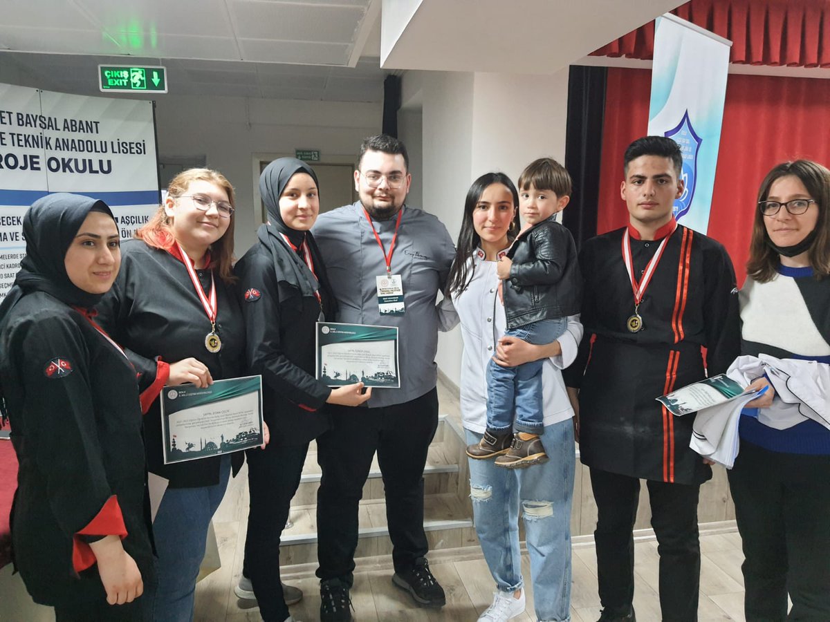 HavzaTurizmLise's tweet photo. 26 Mart 2022 tarihli Bolu'da düzenlenen imparatorluk mirası Osmanlı mutfağı yemek yarışmasında Havza Şehit Recep Şahin Mesleki ve Teknik Anadolu Lisesi olarak  57 okul arasında dereceye girerek 2. olup okulumuza gümüş madalya kazandırmışlardir. Tebrikler...😊👏👏 https://t.co/OR1fY8Cx6D