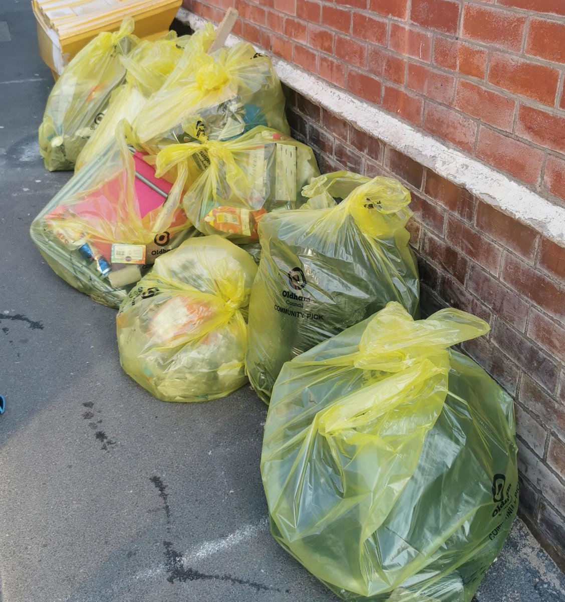 ClarksfieldCG's tweet photo. #GBSpringclean well done to all those involved in the litter pick yesterday with the ward Councillors and @Debbie_abrahams. #litterheroes #juniorcommunitychampions. @WeActTogether
@matt_leach @LocalTrust https://t.co/25OqxiO4Z8