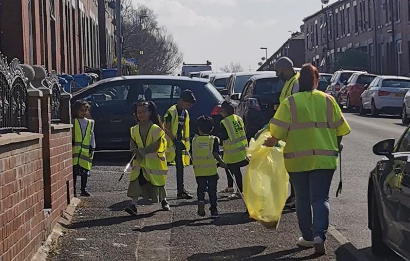 ClarksfieldCG's tweet photo. #GBSpringclean well done to all those involved in the litter pick yesterday with the ward Councillors and @Debbie_abrahams. #litterheroes #juniorcommunitychampions. @WeActTogether
@matt_leach @LocalTrust https://t.co/25OqxiO4Z8
