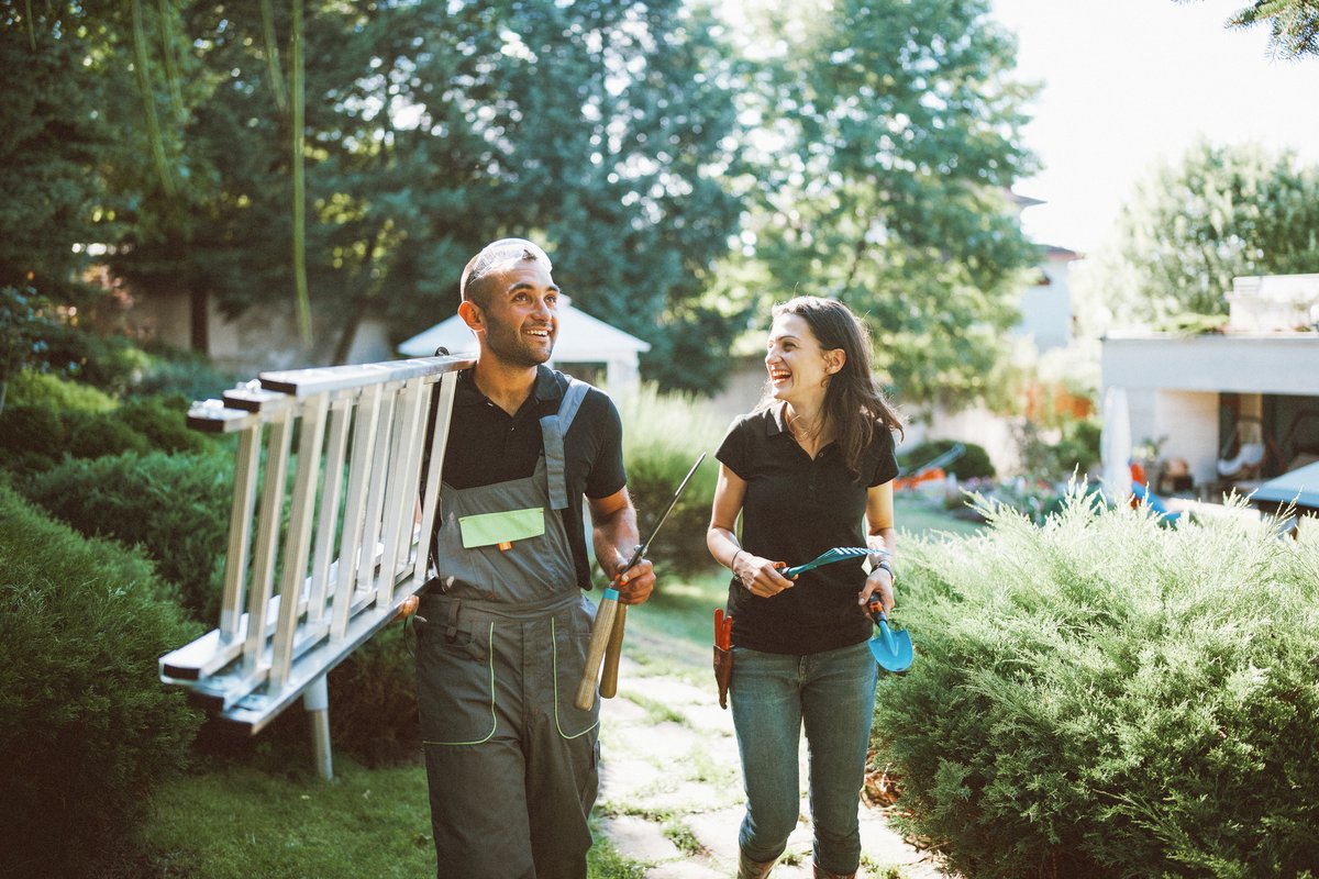 apsFYI's tweet image. Spring is a great time to start projects in yards and around the outside of the house. If you live near overhead powerlines, always look up before starting a project and carry ladders and other tools horizontal to the ground. #ElectricalSafety