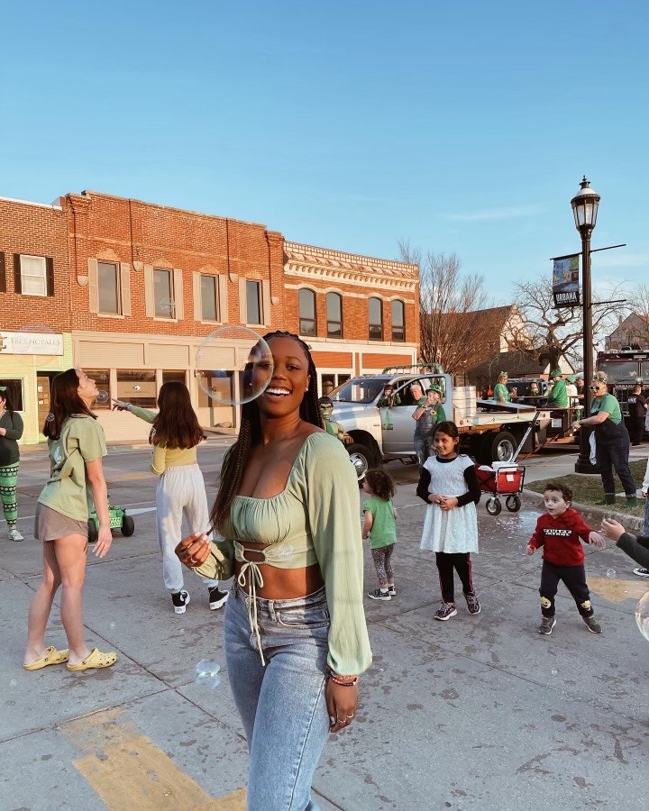IlliniTowerUI's tweet photo. It's all about location. Illini Tower is just a hop, skip &amp; jump away from Champaign's downtown area. 

.
#petfriendly #UIUC22 https://t.co/qOpv4KV4Ot