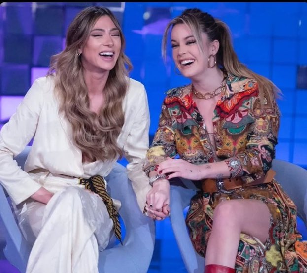 deniiberinde's tweet photo. Non ho dubbi, nemmeno certezze ma questo è il best plot twist di tutte le edizioni del GF! 😍😍

#solphiexsilvia #solphie #solearmy https://t.co/IorSQD8rWR