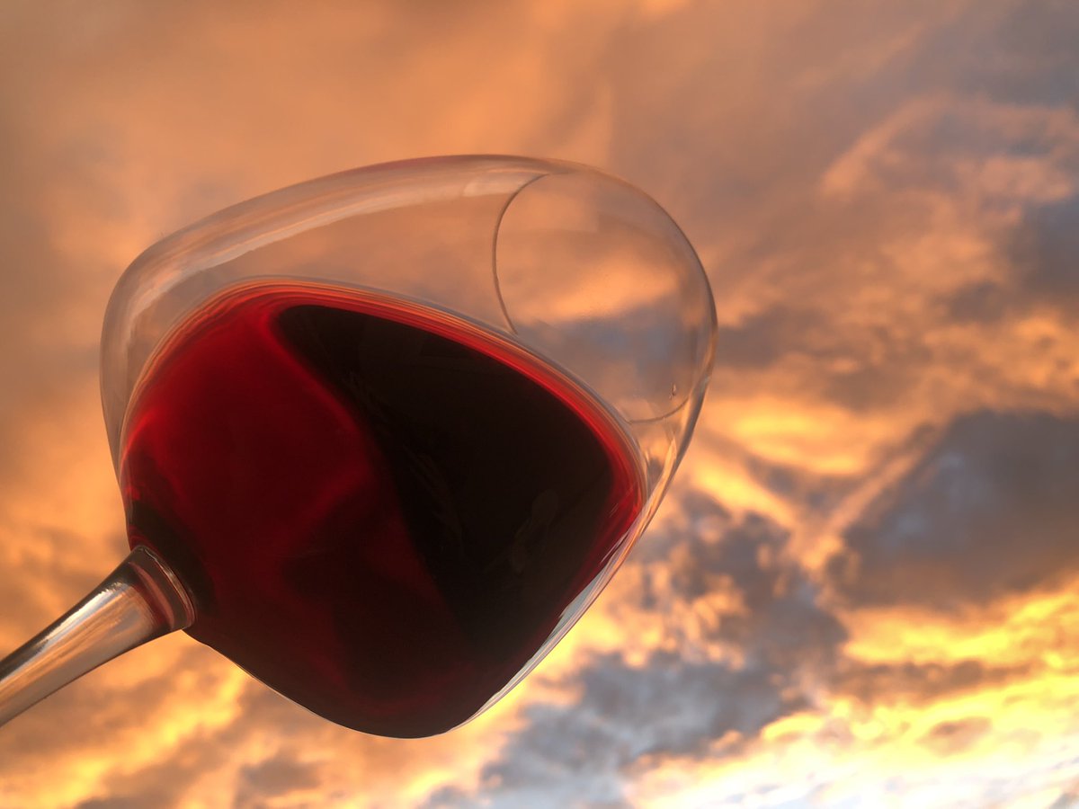 Ending off the weekend with a beautiful sunset &amp; a glass of Stormhoek🍷☀️

#Tesco #Morrisons #Coop #Waitrose #AlbertHeijn #GallenGallOfficial #TescoIreland
#WineAngel #Stormhoek #wine #harvest #newvintage #grapes #southafrica #stellenbosch #sunday #funday #relax #recharge #sunset