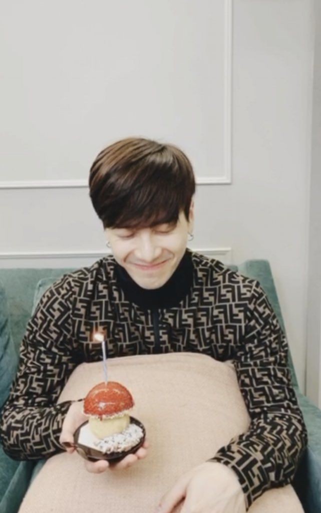 Happy birthday to you <a href="/JacksonWang852/">Jackson Wang</a> 🎂🎊💚💚
Я готова на всех языках мира кричать как я люблю тебя, но знаю только русский 🗿

#JacksonWangDay