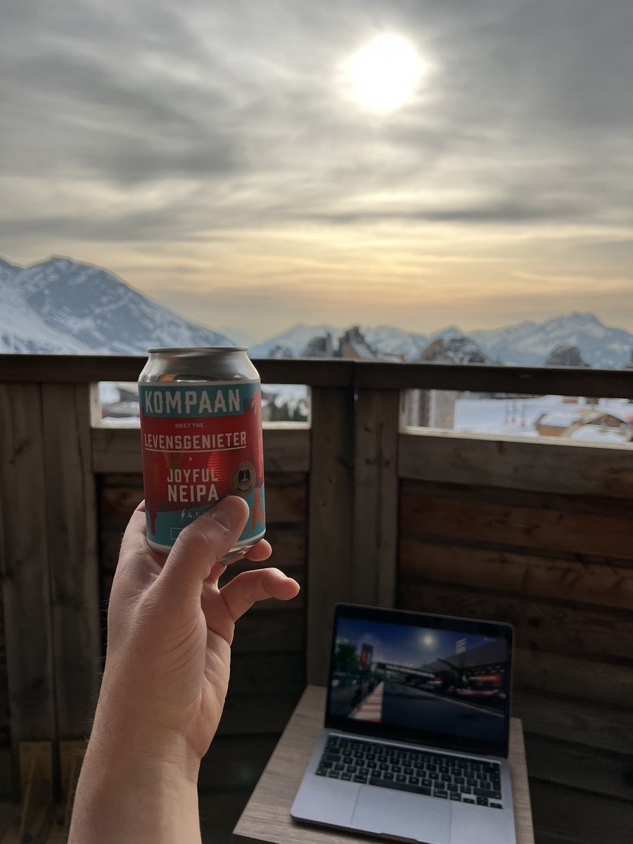TjardaRoeloffsV's tweet photo. R AC E D A Y! Lekker na een dag in de sneeuw spelen de race kijken met commentaar van @Olav_Mol en @jackontracks via @grandprixradio!
#viaplaysportnl sorry not sorry #ziggosport #racecafe #F1 https://t.co/fTgO69tjKG
