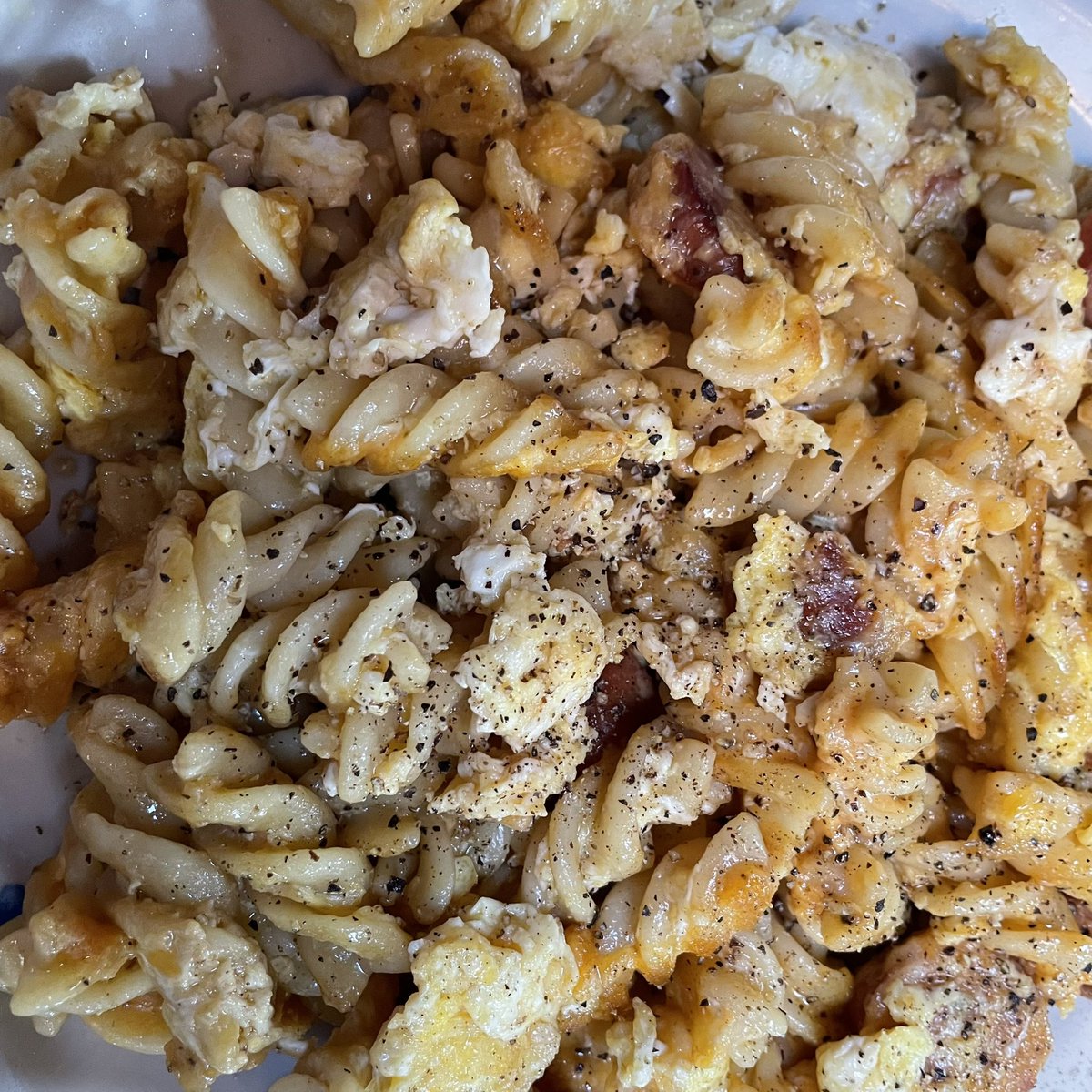 EleFand's tweet photo. #twooking heute auch mit #Resten! #Nudeln, #Mettenden, #Cheddar. Dazu wie es sich gehört #Maggi!
Komm ran, Mike. https://t.co/BU0XoRitCn