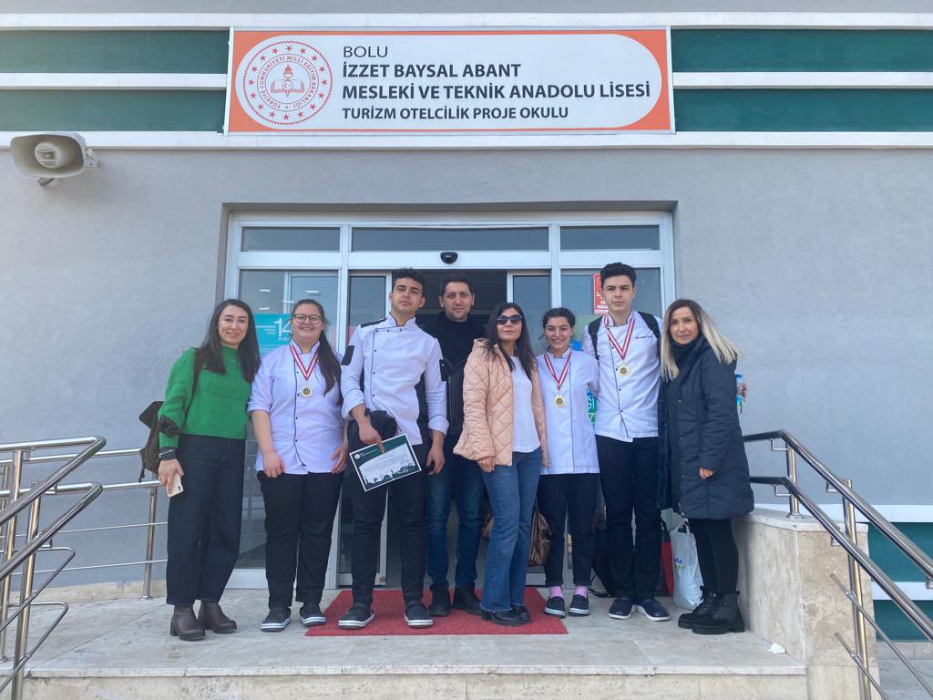 cankayaimkbmtal's tweet photo. Okulumuz Yiyecek İçecek Alanı Öğrencileri Bolu'da düzenlenen 'Osmanlı Mutfağı'temalı yarışmadan altın madalya ile dönüyorlar 👏👏👏 @nznsener  @AnkaraMTE @cankayailcemem https://t.co/kiQqXYlSUD