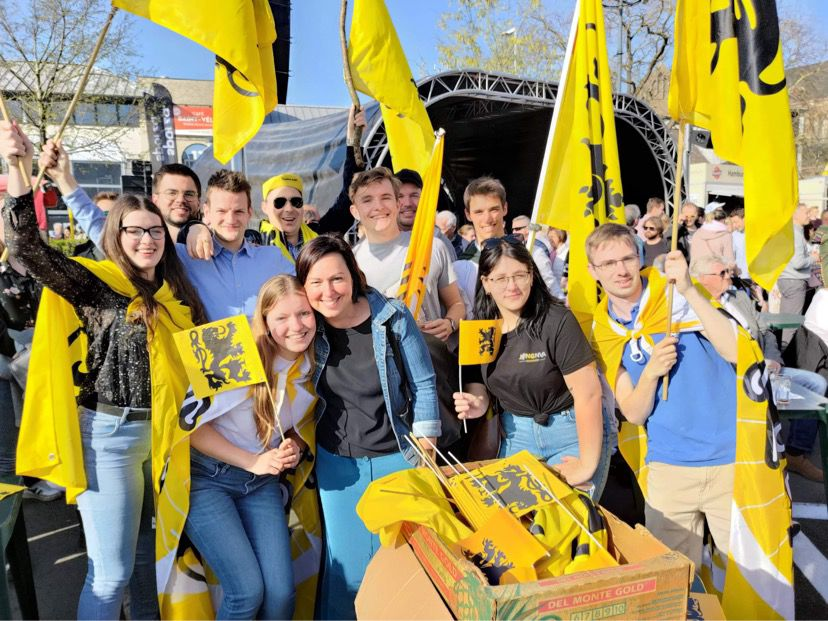 Vlaanderen houdt van de koers! Daarom bevlagde Jong N-VA vandaag Gent-Wevelgem. 💛
Volgende week zondag bevlaggen we de Ronde van Vlaanderen. Zin om mee te doen? Afspraak op de Paterberg vanaf 10u 🦁🚲