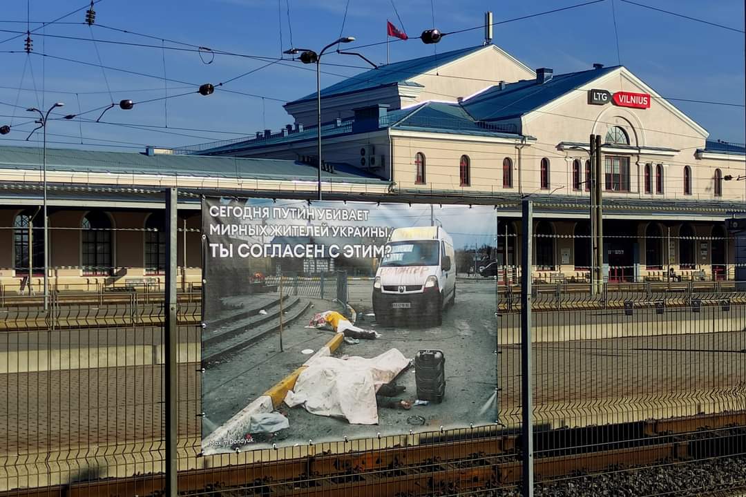 Passengers from Russia will get a realistic picture. An exhibition of photographs of Russia’s war in Ukraine on the platform of Vilnius railway station, where transit trains running from Moscow to Kaliningrad Region and back stop.
#StopWar #SaveUkraine #SaveUkrainiansLives 🇺🇦