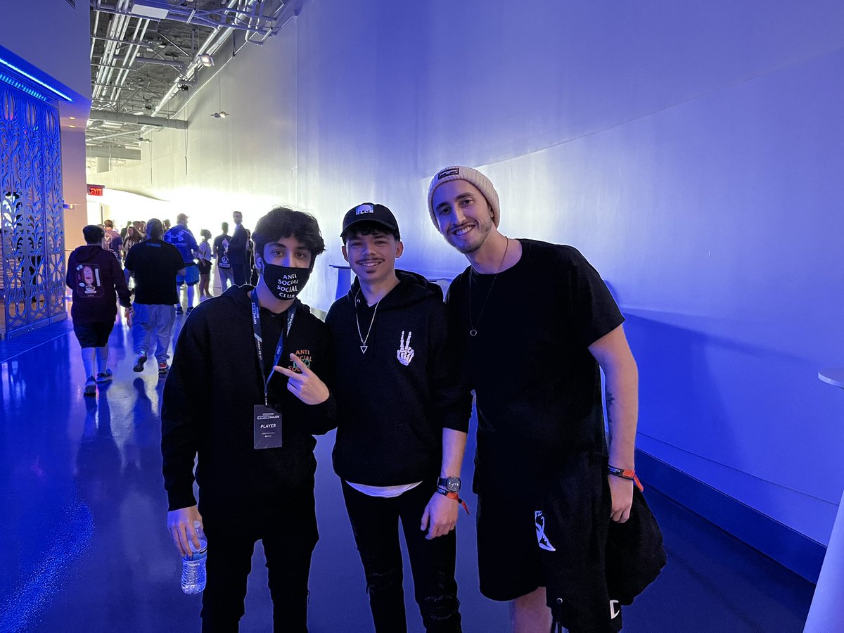 blakerayroberts's tweet photo. What’s up @SunlessKhan @Its_JSTN https://t.co/aloTRqjVwG