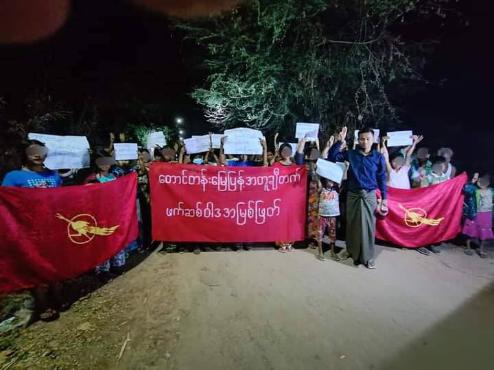 minoo0708's tweet photo. Despite junta's brutalities in the area, strike committee members in a village in Pale township staged a night strike to abolish the fascist SAC regime on Fascist Revolution Day. #FckTheFascistMilitary #2022Mar27Coup #WhatsHappeningInMyanmar https://t.co/nbWGlTGLv2