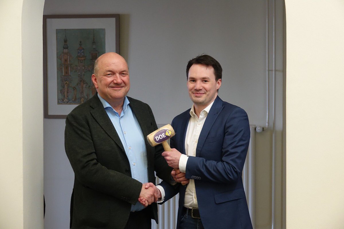 DOE! is voor de 4 keer op rij de grootste partij van de gemeente Deurne! Een mooi moment voor Michiel Dankers om met vertrouwen afscheid te nemen. Na 28 jaar als raadslid en fractievoorzitter in de gemeenteraad draagt hij het voorzitterschap (en hamer) over aan Bram van Neerven!