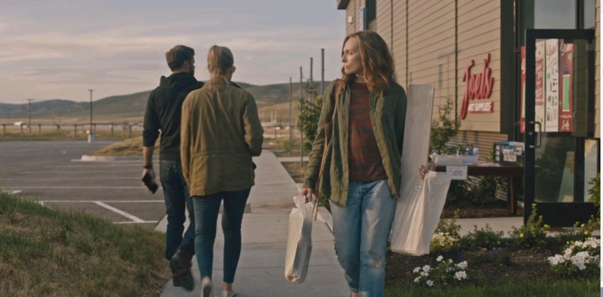 Dani e Christian de "Midsommar" aparecendo em uma das cenas de "Hereditário".