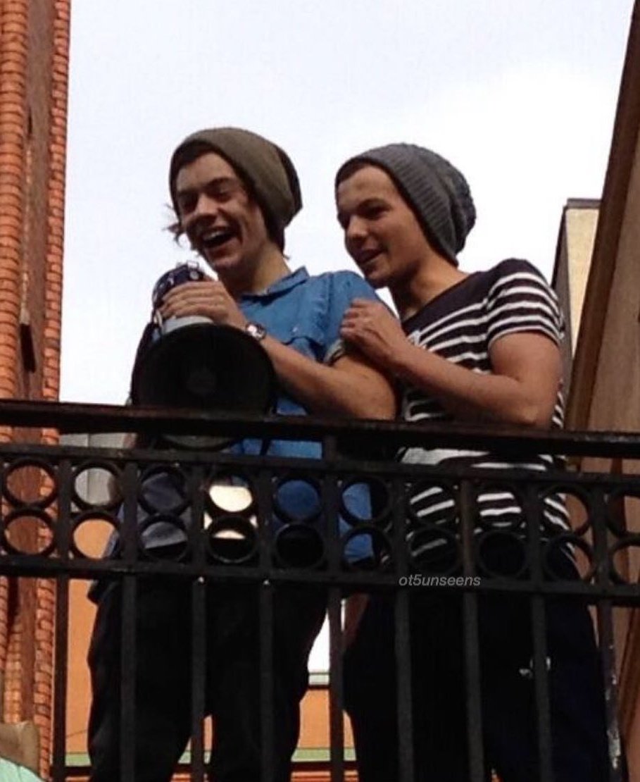 rarepicslh's tweet photo. louis and harry in 2012 https://t.co/zugnwPTPKw