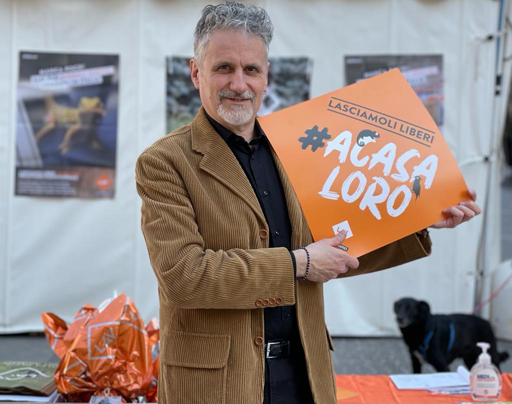 LAV_Italia's tweet photo. Grazie ai tanti che insieme a LAVonlus sono scesi in piazza per ottenere lo stop al commercio di animali esotici. Lasciamoli liberi #acasaloro
👇 Appuntamento al prossimo fine settimana 
https://t.co/Bc2RRWhl9F https://t.co/OTg9iqdyon