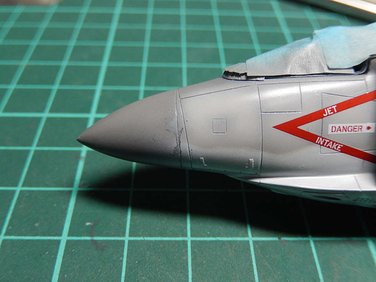 gorimodeler's tweet photo. デカール貼ってて気づいたのですが、レドームの境界ラインが塗装図と違う?
あれこれ実機画像見ると、塗装図の方が正しい気がする...🤔
ので、ここまで来てアレですが1本スジ彫り追加。
とまあドタバタありましたが、一通りデカール貼り終えました!
#春のアメリカ艦載機祭り
#ソード
#F3H https://t.co/42duBAlABX